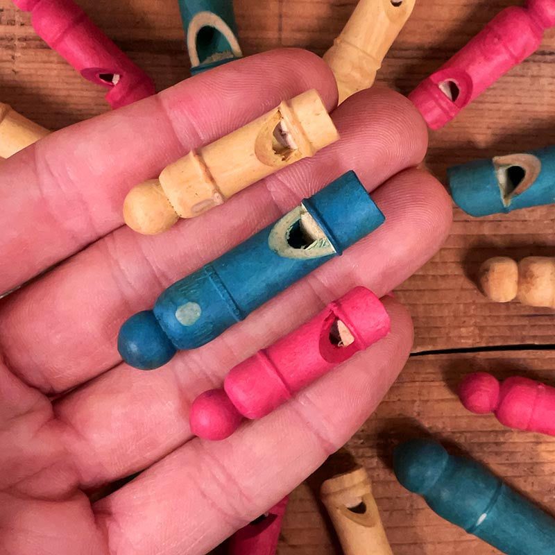 petit sifflet en bois tourné coloré ancien vintage atelier de tournerie du jura 1950 1960