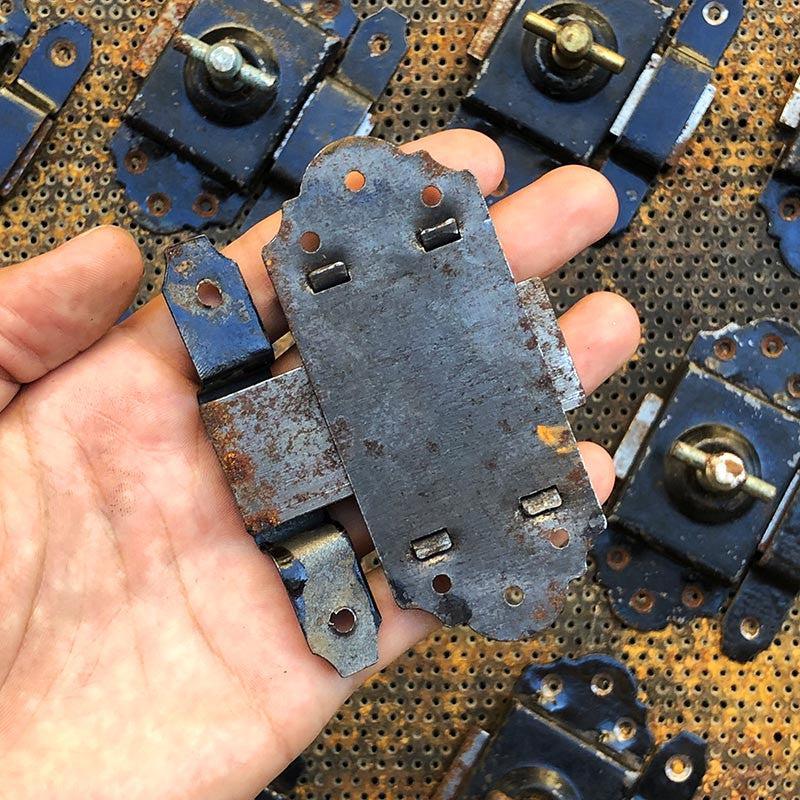 petit verrou targette gache metallique metal acier peint noir laiton fermeture porte ancien ancienne 1910 1900 1920