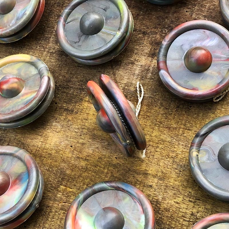 petit yoyo yo-yo plastique jeu fil rond fantaisie enfant jouet vintage 1960 1970