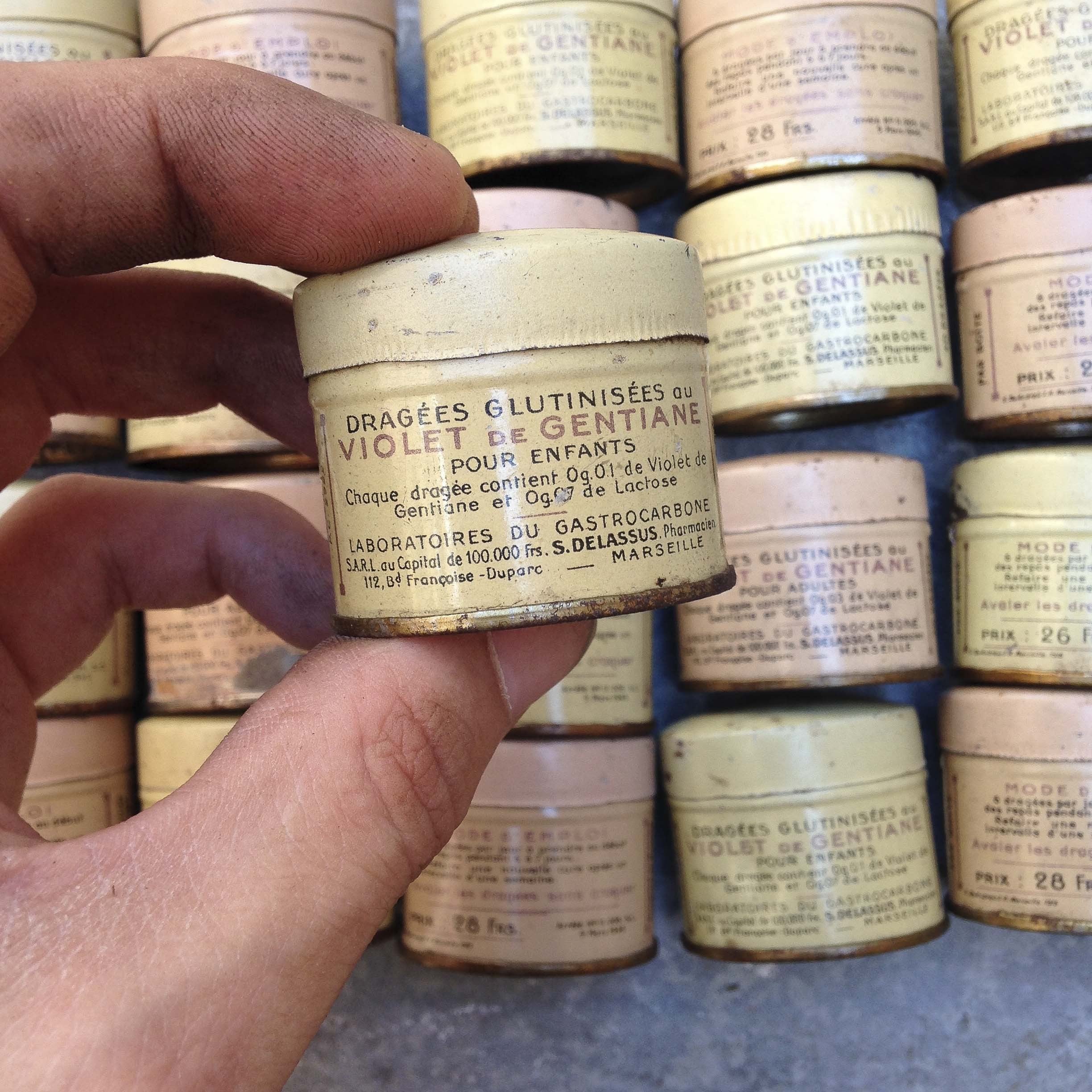 petite boite métal ancien vintage dragées glutinisées violet  gentiane pharmacie 1930