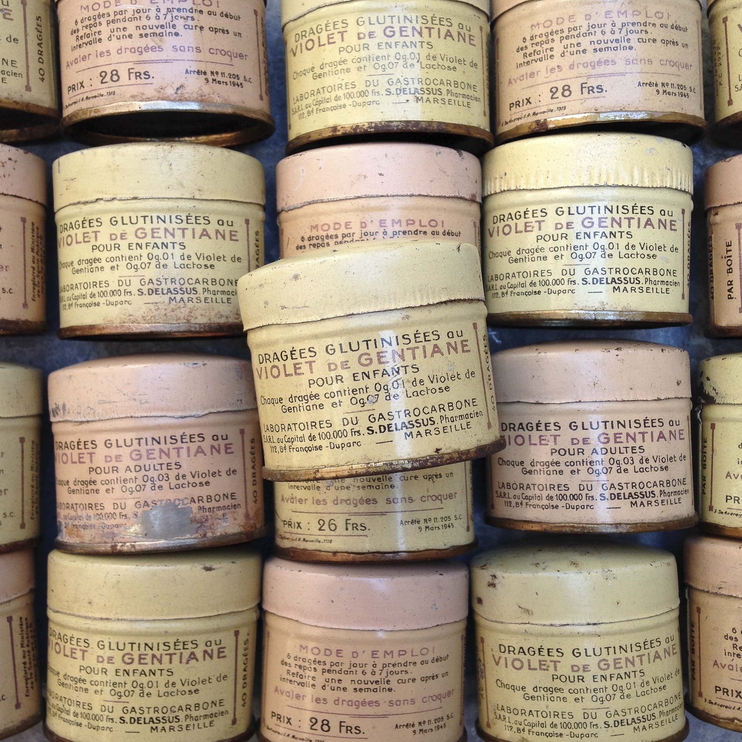 petite boite métal ancien vintage dragées glutinisées violet  gentiane pharmacie 1930