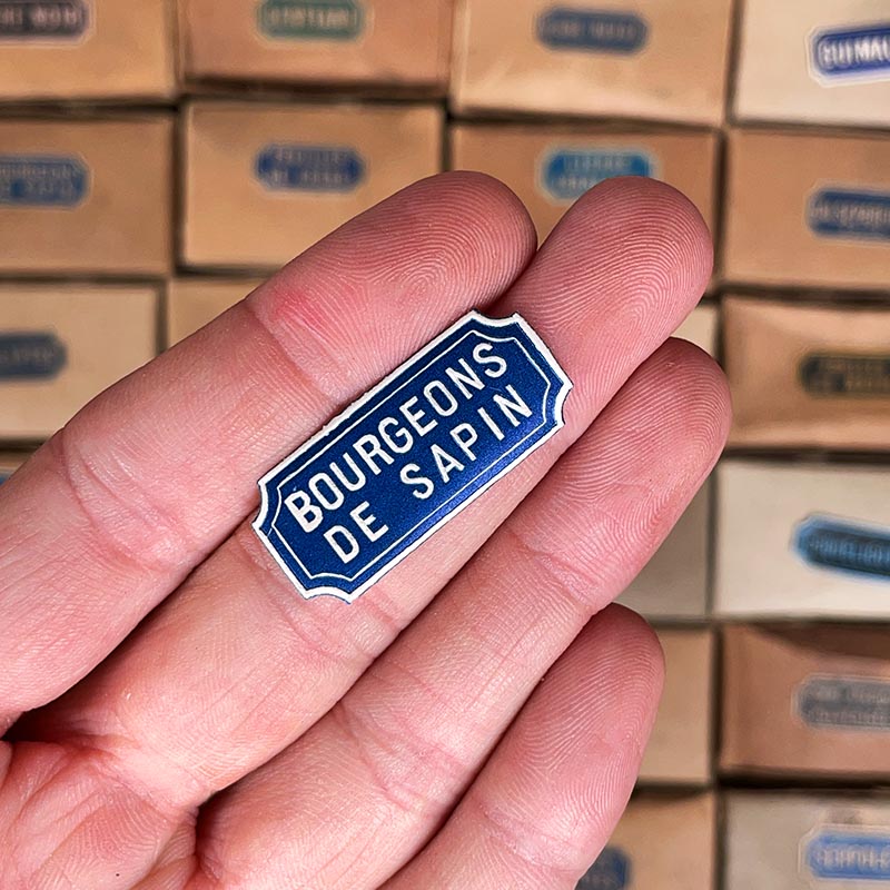 lot de petites étiquettes de pharmacie gaufrées relief 1900 1920 1930 vintage bleues mauves thé noir sureau centaurée guimauve