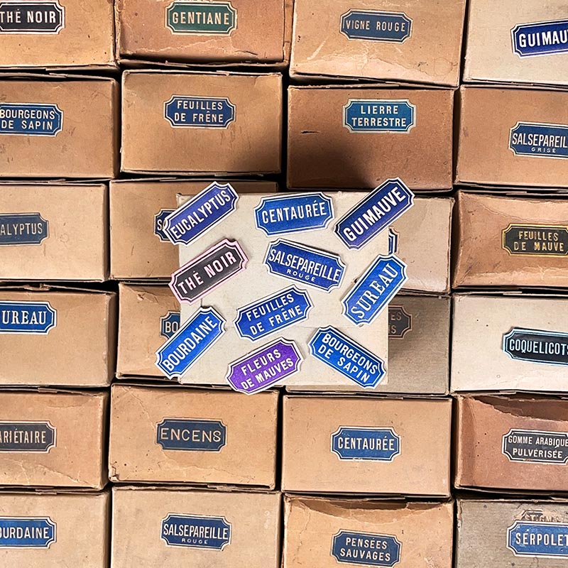 lot de petites étiquettes de pharmacie gaufrées relief 1900 1920 1930 vintage bleues mauves thé noir sureau centaurée guimauve