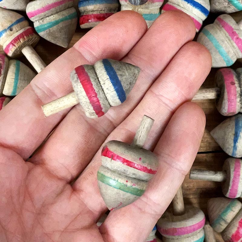 petite toupie en bois tourné coloré ancien vintage atelier de tournerie du jura 1950 1960