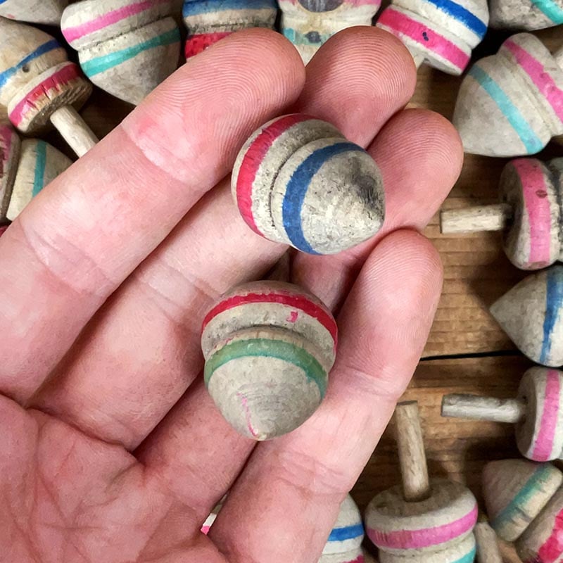 petite toupie en bois tourné coloré ancien vintage atelier de tournerie du jura 1950 1960