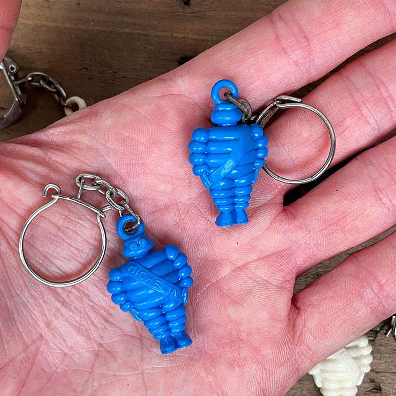 porte clefs bibendum michelin plastique 1950 1960 bleu blanc garage pneu ancien vintage