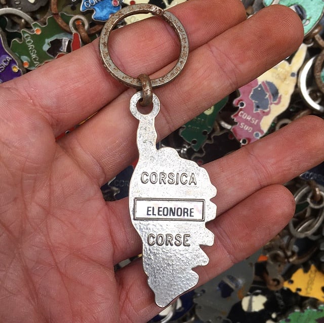porte clefs ancien métallique corse corsica coloré couleur touristique prénom prénoms publicitaire vintage 1980