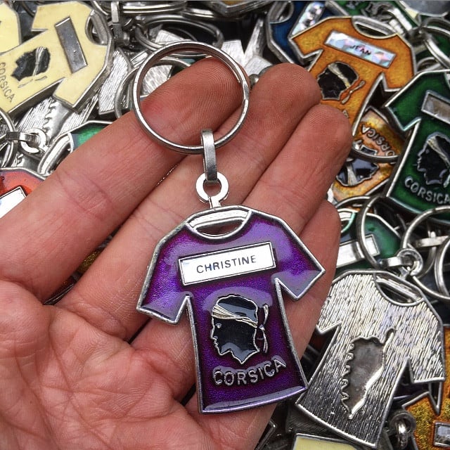 porte clefs ancien métallique corse corsica coloré maillot couleur touristique prénom prénoms publicitaire vintage 1980