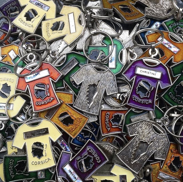 porte clefs ancien métallique corse corsica coloré maillot couleur touristique prénom prénoms publicitaire vintage 1980