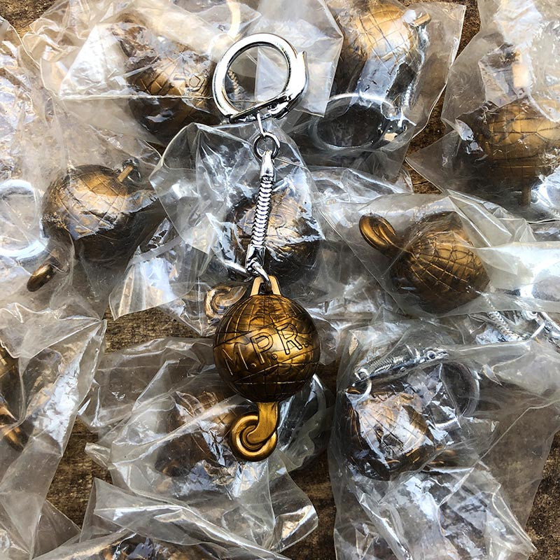 porte clefs ancien mpr globe transport roue train locomotive publicitaire vintage
