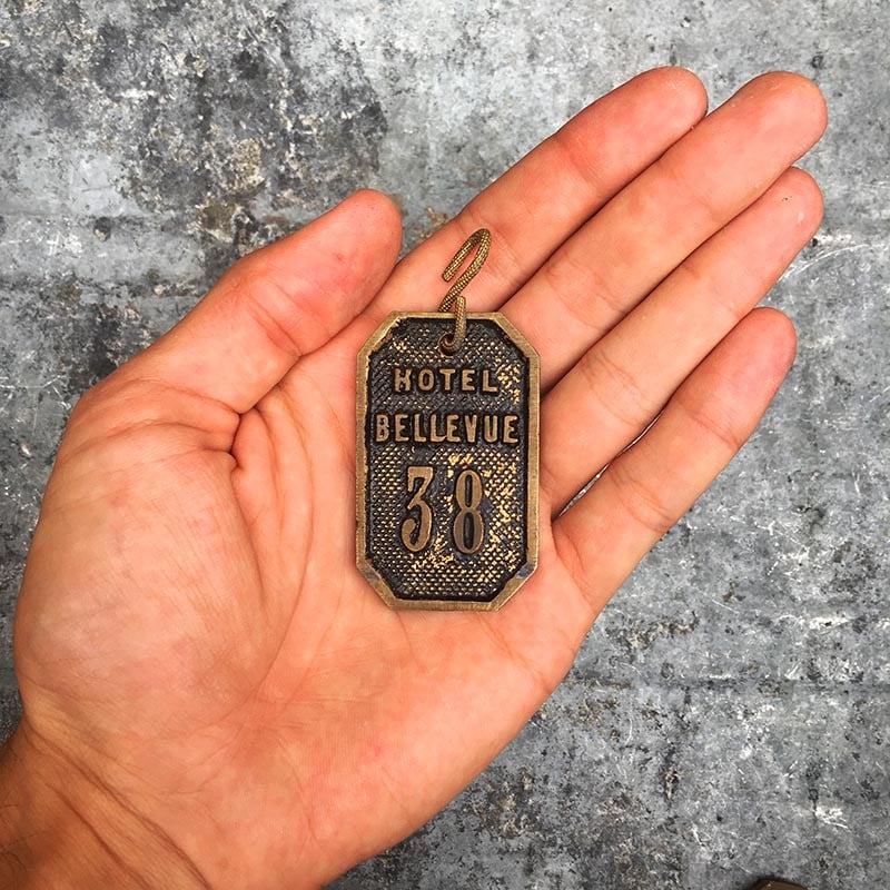 porte clefs ancien hotel bellevue bronze 1950 vintage hotellerie métal