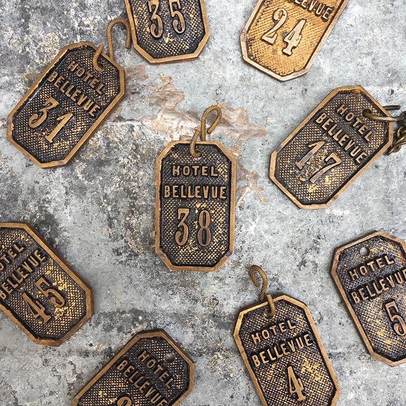 porte clefs ancien hotel bellevue bronze 1950 vintage hotellerie métal