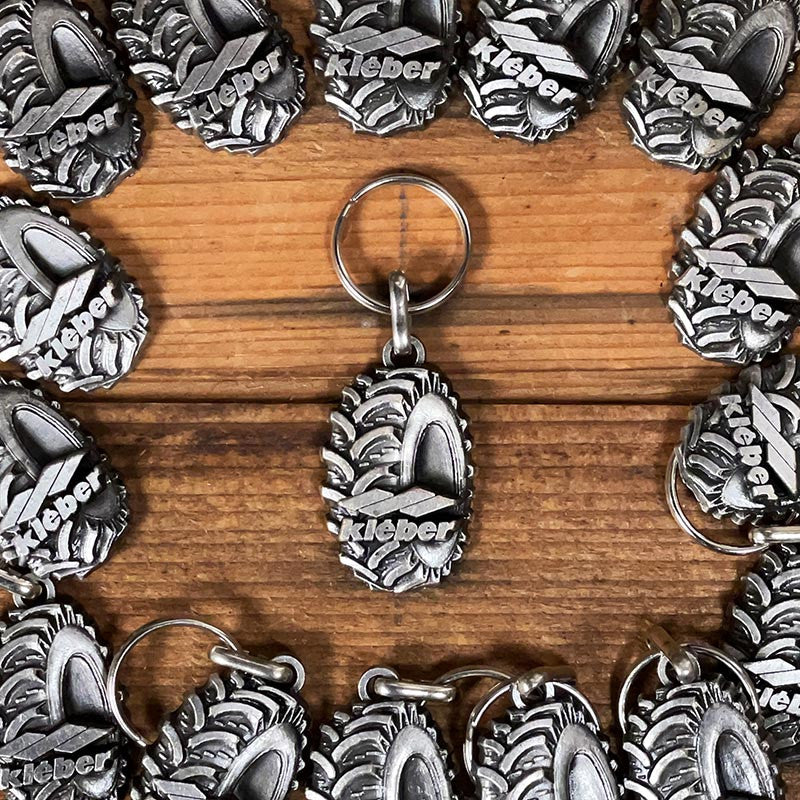 porte clefs cle ancien vintage 1970 1980 colombes kleber kléber tracteur agricole agriculture
