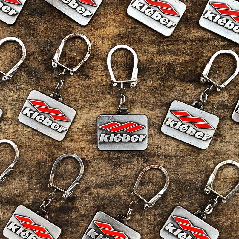 keychain keyring metal metallic kléber kleber tire wheel tires garage car old advertising vintage 1960 émail émaillée rouge