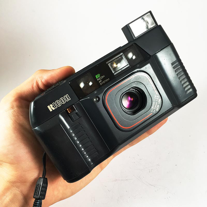ricoh TF-900 TF 900 point and shoot ancien vintage 35-70 35 70mm 35mm 2.8 zoom argentique compact camera