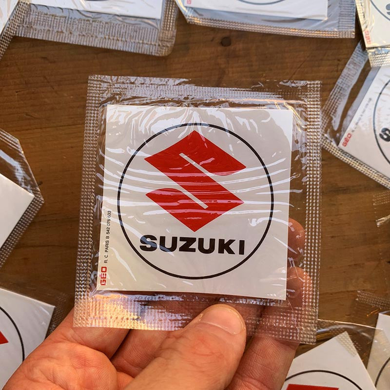 sticker saucissons géo geo suzuki moto garage voiture ancienne 1970 1980 autocollant ancien vintage
