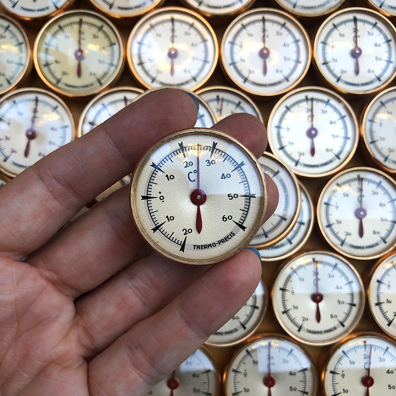 petit thermomètre métallique métal rond ancien vintage 1950 1960 voiture tableau de bord