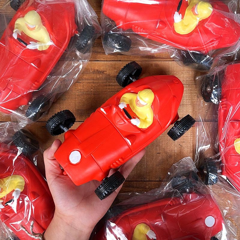 Voiture bolide pilote Delacoste rouge en plastique pouet pouet souple datant de 1960