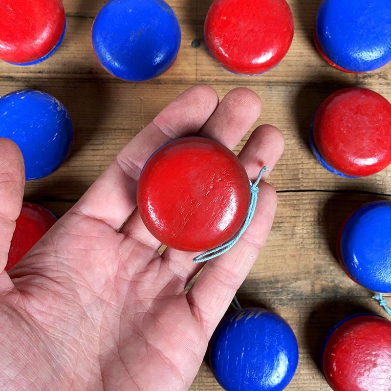 yoyo yo-yo rouge bleu en bois tourné coloré ancien vintage atelier de tournerie du jura 1950 1960