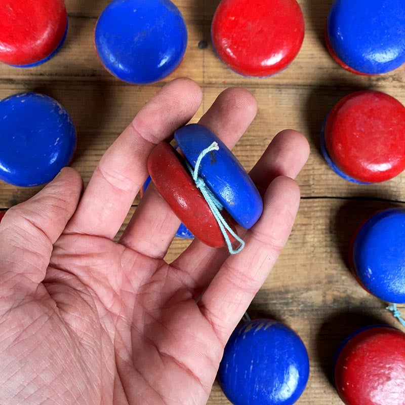 yoyo yo-yo rouge bleu en bois tourné coloré ancien vintage atelier de tournerie du jura 1950 1960
