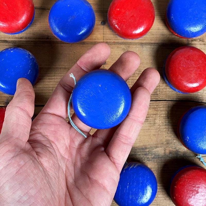 yoyo yo-yo rouge bleu en bois tourné coloré ancien vintage atelier de tournerie du jura 1950 1960