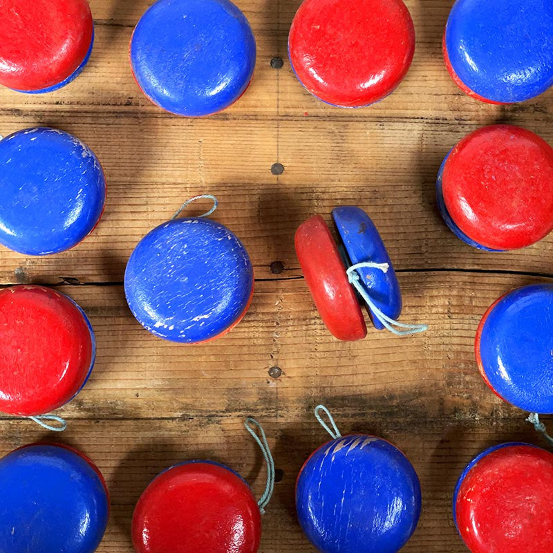 yoyo yo-yo rouge bleu en bois tourné coloré ancien vintage atelier de tournerie du jura 1950 1960